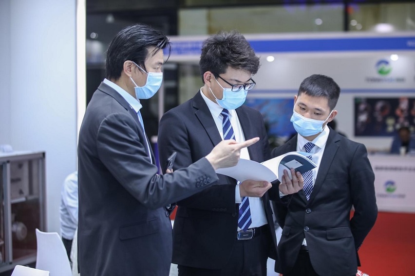 百奧工作人員與客戶交流除濕機 百奧工作人員與客戶交流除濕機