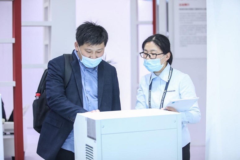 百奧工作人員與客戶講解除濕機 百奧工作人員與客戶講解除濕機